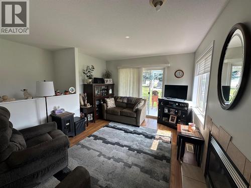 7186 Wright Way, Trail, BC - Indoor Photo Showing Living Room