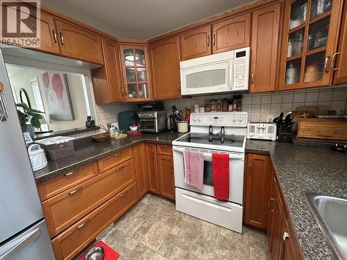 7186 Wright Way, Trail, BC - Indoor Photo Showing Kitchen