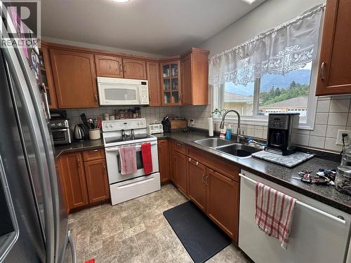 7186 Wright Way, Trail, BC - Indoor Photo Showing Kitchen With Double Sink