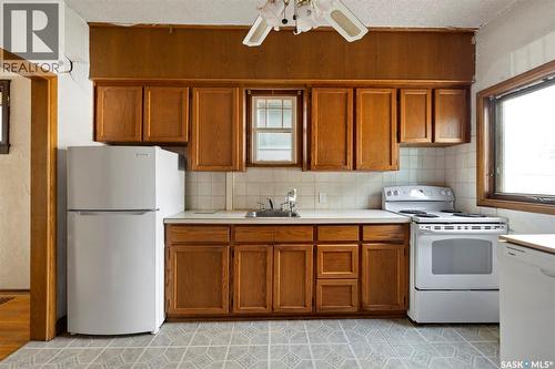 2458 Edgar Street, Regina, SK - Indoor Photo Showing Kitchen With Double Sink