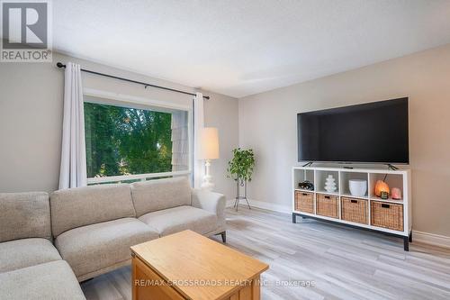 65 - 10 Rodda Boulevard, Toronto, ON - Indoor Photo Showing Living Room