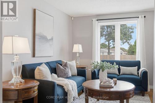 10 Macatee Place, Cambridge, ON - Indoor Photo Showing Living Room