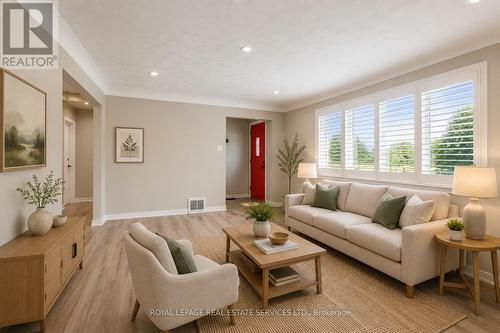 191 Nash Road N, Hamilton, ON - Indoor Photo Showing Living Room