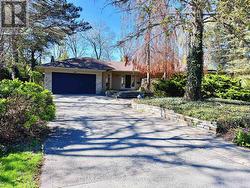 223 TRELAWN AVENUE  Oakville, ON L6J 4R3