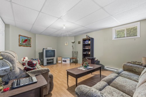 Family Room - 19 Rue Pierre-Régis, Notre-Dame-Des-Prairies, QC 