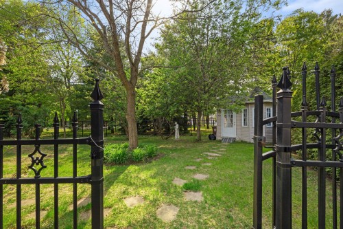 Courtyard - 19 Rue Pierre-Régis, Notre-Dame-Des-Prairies, QC 