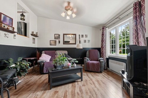 Salon - 154 Av. Des Pins, Lavaltrie, QC 