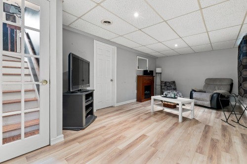 Salle familiale - 154 Av. Des Pins, Lavaltrie, QC 