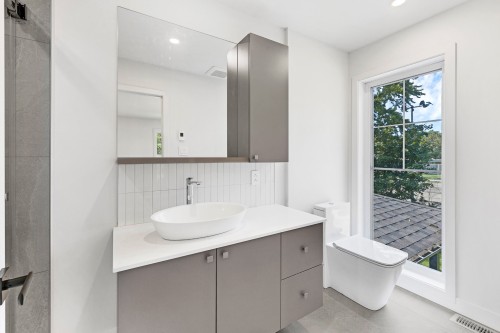 Salle de bains attenante à la CCP - 10 Av. Lakeside, Pointe-Claire, QC 