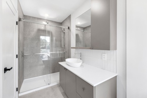 Salle de bains attenante à la CCP - 10 Av. Lakeside, Pointe-Claire, QC 