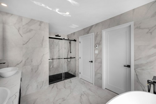 Salle de bains attenante à la CCP - 10 Av. Lakeside, Pointe-Claire, QC 