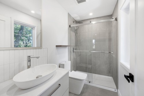 Salle de bains attenante à la CCP - 10 Av. Lakeside, Pointe-Claire, QC 