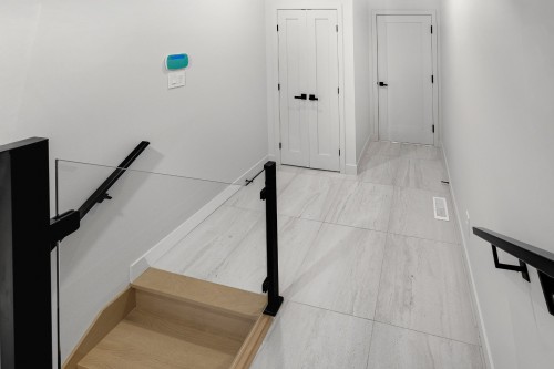 Escalier - 10 Av. Lakeside, Pointe-Claire, QC 