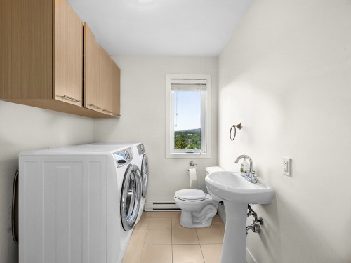 Powder room - 485 Rue St-Alphonse S., Magog, QC 