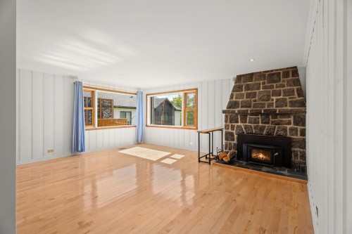 Salon - 29 Rue Du Sommet, Sainte-Marguerite-Du-Lac-Masson, QC 