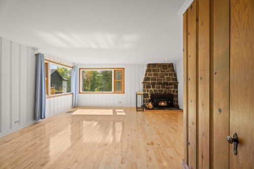 Salon - 29 Rue Du Sommet, Sainte-Marguerite-Du-Lac-Masson, QC 