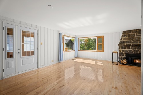 Salon - 29 Rue Du Sommet, Sainte-Marguerite-Du-Lac-Masson, QC 