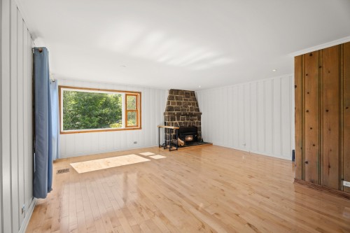 Salon - 29 Rue Du Sommet, Sainte-Marguerite-Du-Lac-Masson, QC 