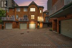 5 BECKINGTON PRIVATE  Ottawa, ON K2P 2N5