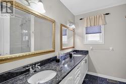 Main bathroom second floor - 
