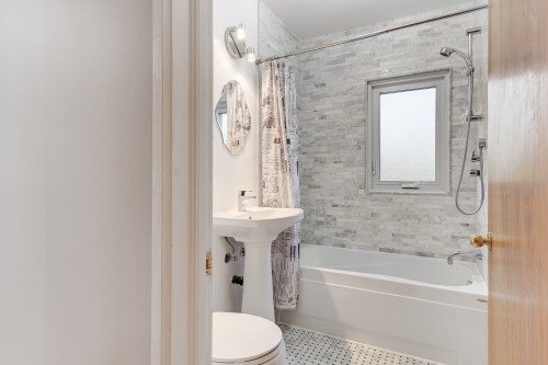 Bathroom - 42 Av. Charles, Pointe-Claire, QC 