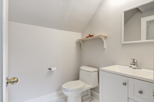 Powder room - 42 Av. Charles, Pointe-Claire, QC 