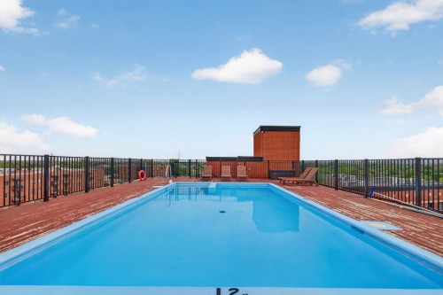 Pool - 410-4700 Boul. Henri-Bourassa O., Montréal (Saint-Laurent), QC 