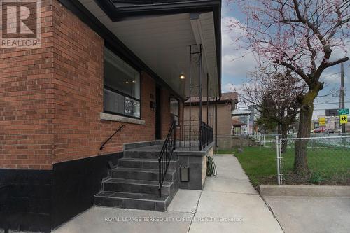 UPPER - 1010 CALEDONIA ROAD , Toronto, Ontario M6B 3Z1 2