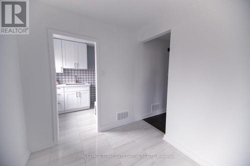 UPPER - 1010 CALEDONIA ROAD , Toronto, Ontario M6B 3Z1 5