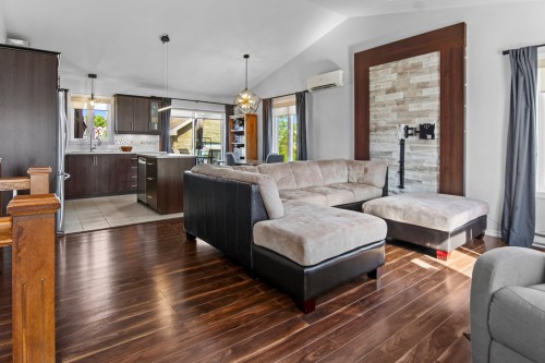 Salon - 311 Rue Du Couvent, Saint-Honoré, QC 