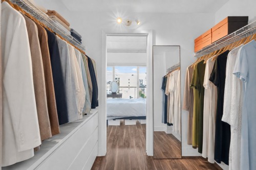 Penderie (Walk-in) - 1015-1150 Rue St-Denis, Montréal (Ville-Marie), QC 