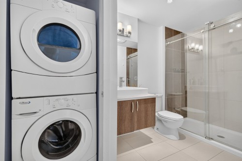 Salle de lavage - 1015-1150 Rue St-Denis, Montréal (Ville-Marie), QC 