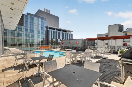 Piscine - 1015-1150 Rue St-Denis, Montréal (Ville-Marie), QC 