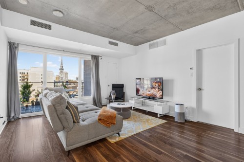 Salon - 1015-1150 Rue St-Denis, Montréal (Ville-Marie), QC 