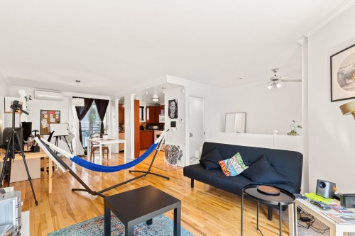 Salon - 202-1270 Rue St-Timothée, Montréal (Ville-Marie), QC 