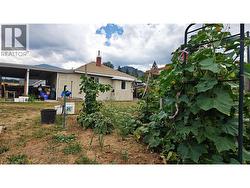 Yard of 1939 Beaver Street E, Fruitvale V0G 1L0 - 