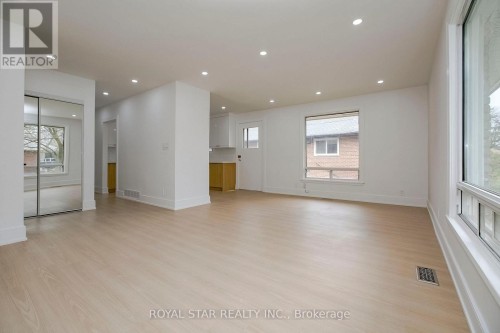 UPPER - 114 WINCOTT DRIVE , Toronto, Ontario M9P 2P6 4
