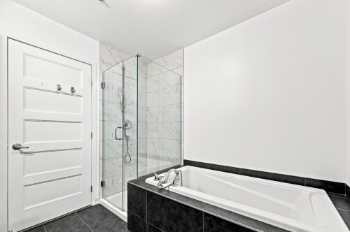Bathroom - 4510 Rue La Perrière, Longueuil (Saint-Hubert), QC 
