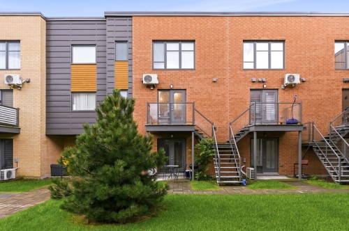 Courtyard - 4510 Rue La Perrière, Longueuil (Saint-Hubert), QC 