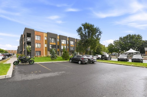 Parking - 4510 Rue La Perrière, Longueuil (Saint-Hubert), QC 