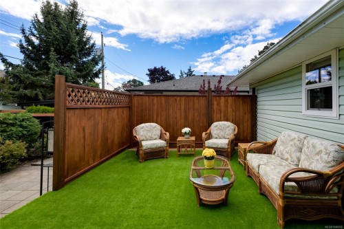 3345 Biscoe Dr, Saanich, BC 