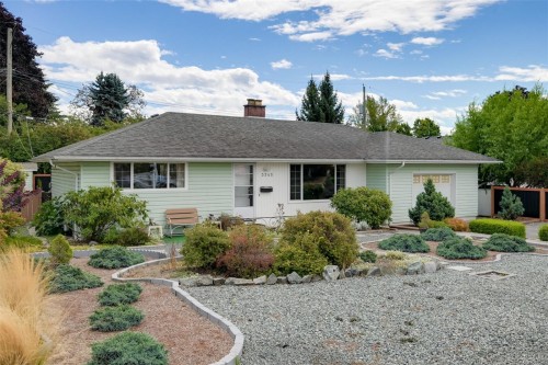 3345 Biscoe Dr, Saanich, BC 