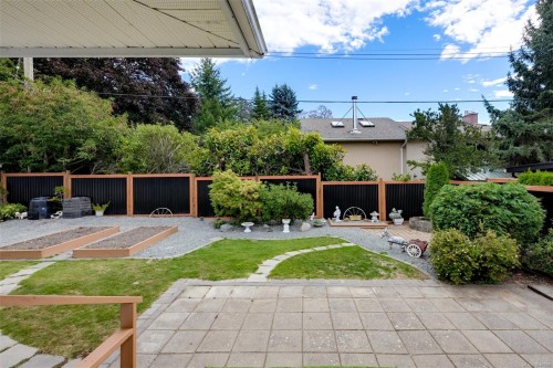 3345 Biscoe Dr, Saanich, BC 
