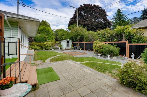 3345 Biscoe Dr, Saanich, BC 