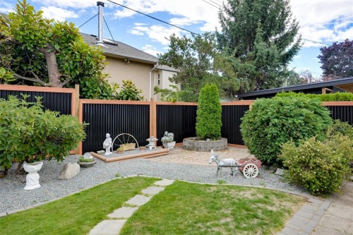 3345 Biscoe Dr, Saanich, BC 