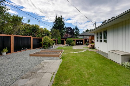 3345 Biscoe Dr, Saanich, BC 