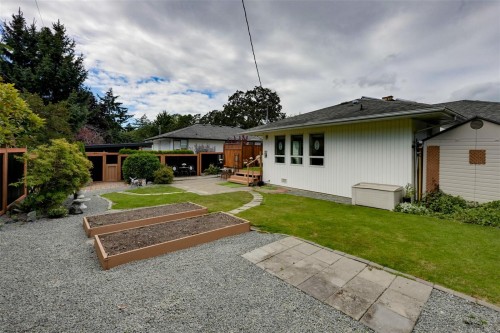 3345 Biscoe Dr, Saanich, BC 