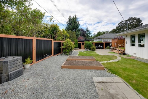 3345 Biscoe Dr, Saanich, BC 