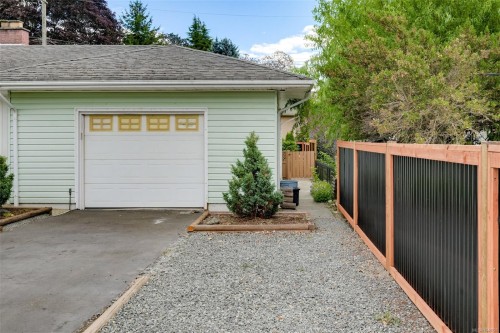 3345 Biscoe Dr, Saanich, BC 