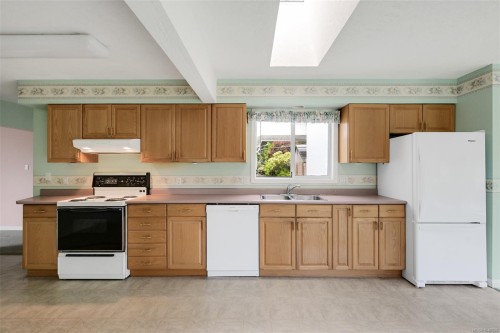 3345 Biscoe Dr, Saanich, BC 
